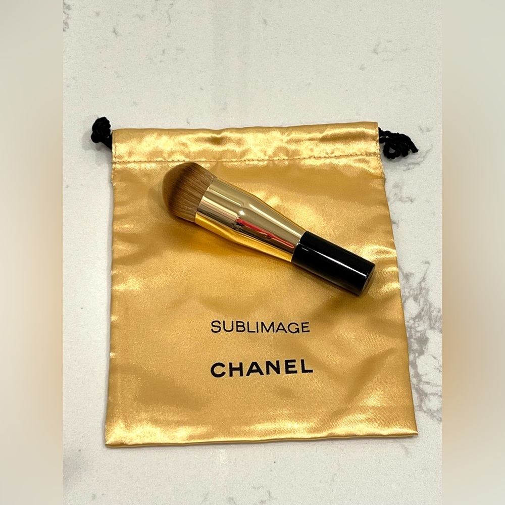 CHANEL Sublimage Foundation brush